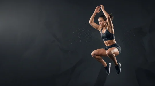 Athlete en pleine explosion musculaire lors d'un exercice HIIT, symbolisant l'intensite concentree de l'effort