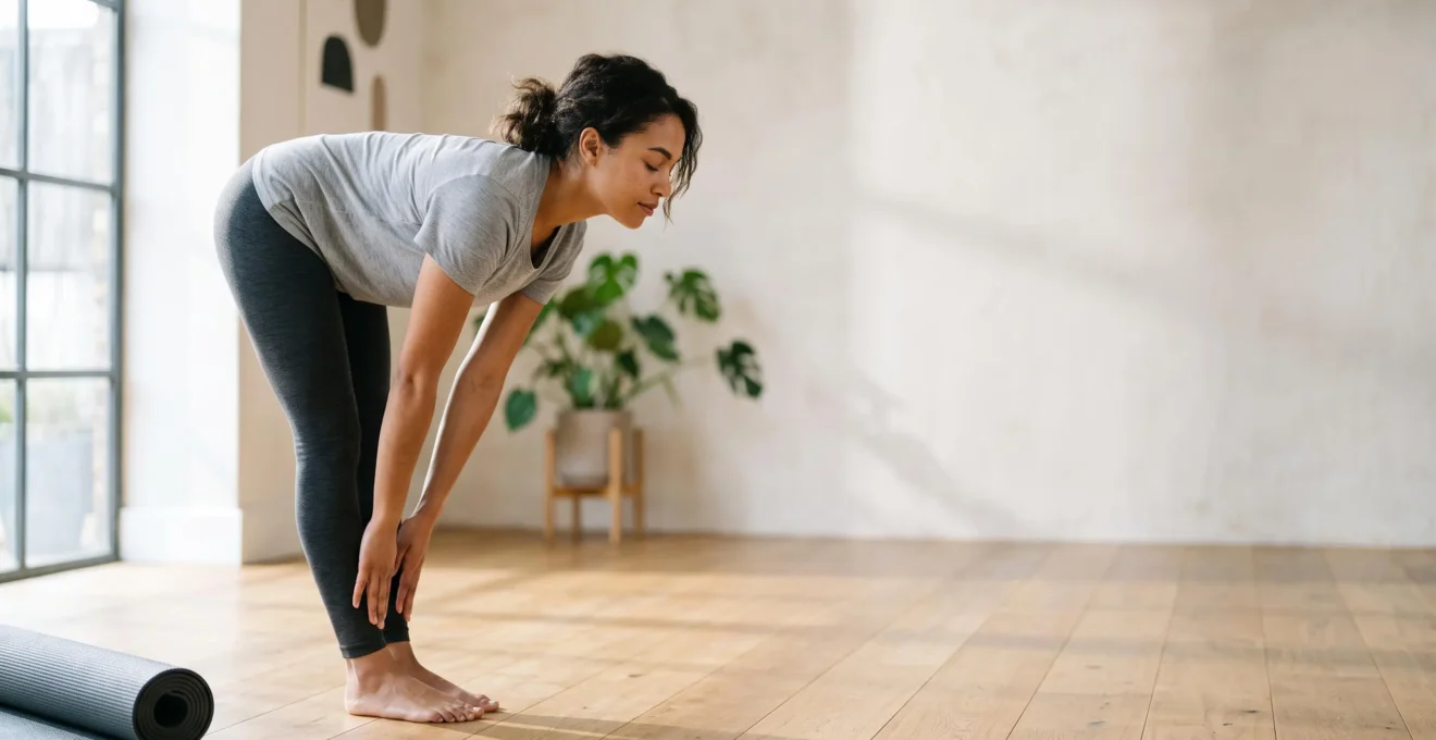 Personne effectuant un étirement matinal doux dans une lumière naturelle, illustrant une routine quotidienne de 10 minutes pour gagner en amplitude articulaire